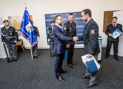 Složením slavnostního slibu začíná pro policejní nováčky rok příprav na výkon zvoleného povolání. Foto: J. Zerzoň