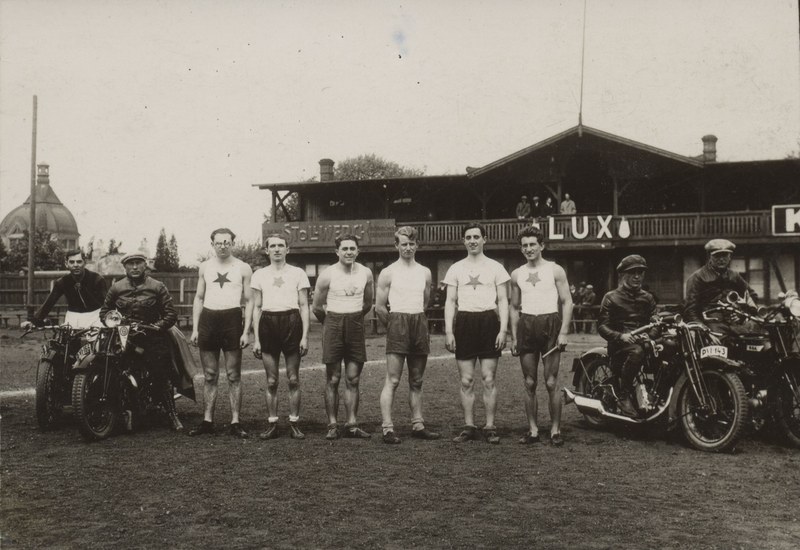 Hřiště, které  „nám Brno závidí", alespoň podle vyjádření klubu SK Moravská Ostrava, stálo za první republiky nedaleko městského hřbitova. 