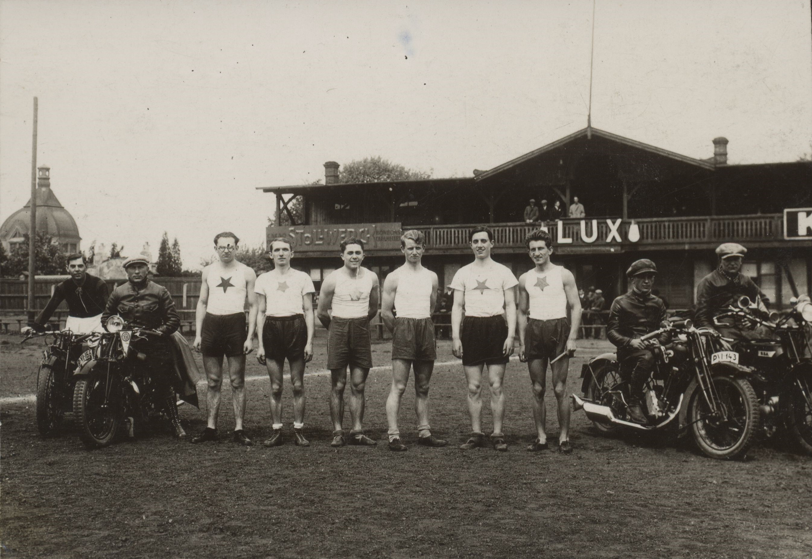 Hřiště, které  „nám Brno závidí", alespoň podle vyjádření klubu SK Moravská Ostrava, stálo za první republiky nedaleko městského hřbitova. 