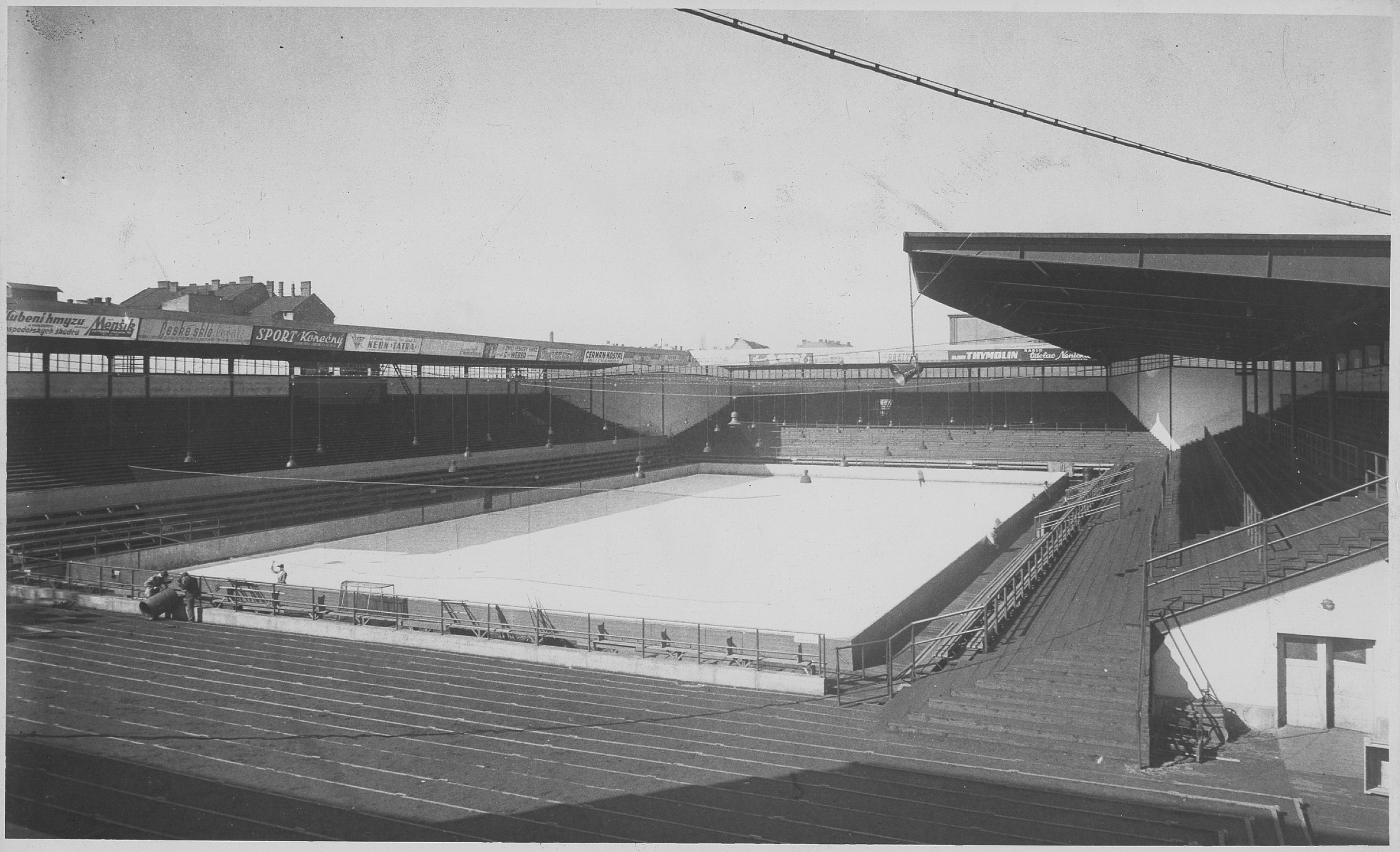 Ostravský zimní stadion vznikl v roce 1947, v místech původního kluziště německého bruslařského spolku. Zde jeho podoba z roku 1948.