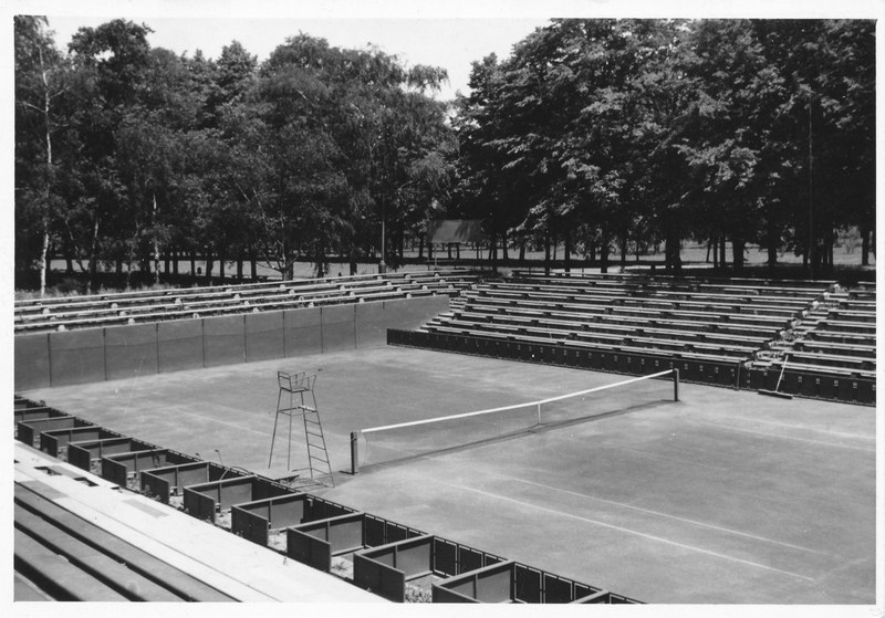 Ústřední tenisový dvorec v Komenského sadech vybudovala svépomocí Tělovýchovná jednota Tatran Ostrava během pouhých sto dní roku 1953. Na skvěle vybaveném sportovišti bylo možné hrát i volejbal a basketbal