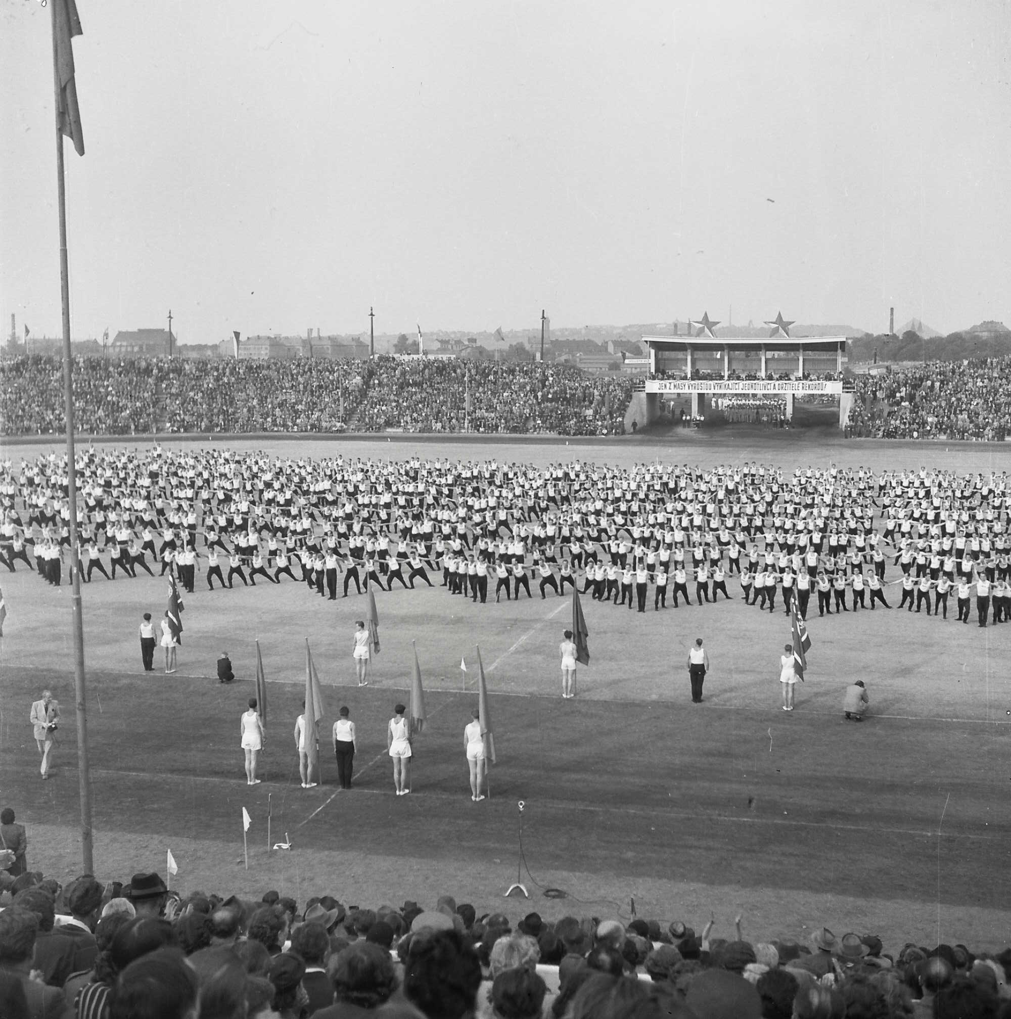 Stadion odborářů se začal stavět v roce 1952. Kvůli četným závadám brzy chátral, nebyl nikdy dokončen a po dobu své existence ani plně nesloužil sportovním účelům