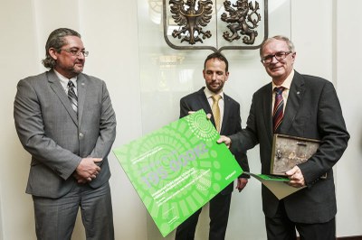 Od primátora Tomáše Macury převzal cenu za Svět techniky, Ostravský dům roku, Jiří Michálek ze sdružení Dolní oblast Vítkovice. Vlevo je náměstek primátora Kamil Bednář. Foto: J. Zerzoň