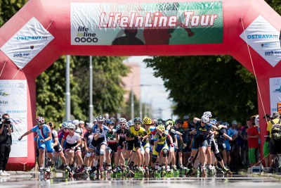 Start závodu Světového poháru v inline bruslení na Hlavní třídě v Porubě. Foto: L. Kaboň. 