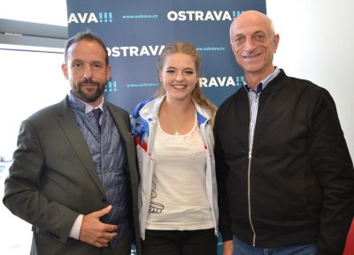 Primátor Tomáš Macura s českou reprezentantkou Michaelou Lucií Hanzalíkovou a prezidentem organizačního výboru a trenérem Stanislavem Žídkem. Foto: René Stejskal