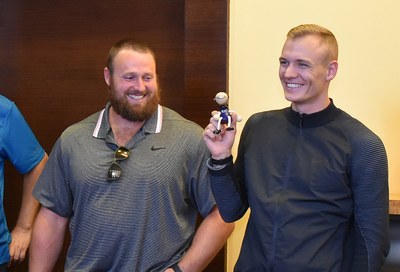 Toma Walshe (vlevo) i Sama Kendrickse potěšil ostravský koník pro štěstí. Foto: Petr Havránek