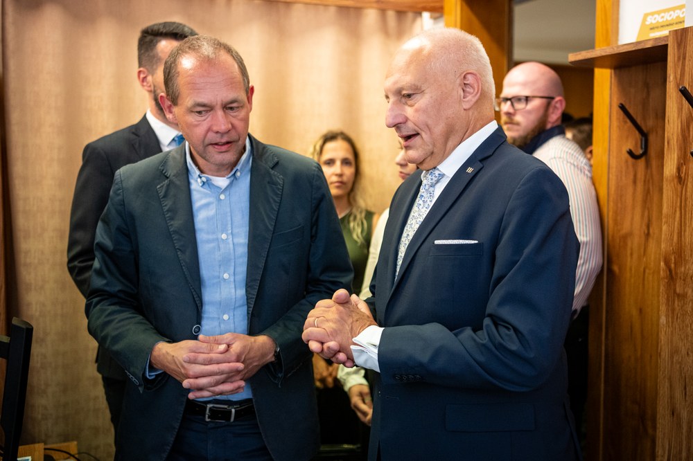 Zájem o zkušenosti z Ostravy na poli sociální práce loni projevil také tehdejší ministr pro místní rozvoj, Petr Kulhánek. Sešel se s ním náměstek primátora Zbyněk Pražák. Foto: Lukáš Kaboň