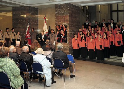 Ke slavnostní náladě setkání ke Dni boje za svobodu a demokracii přispěl sbor Chorus Ostrava. Foto: J. Urban