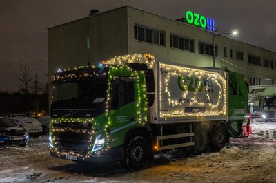 Vánoční duch naplno ovládl také osádky popelářských vozů. Foto: OZO Ostrava