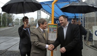 Švýcarský velvyslanec Markus-Alexander Antonietti a náměstek primátora Tomáš Sucharda otevírají tramvajové propojení ul. Plzeňské a Pavlovovy. Foto: J. Urban
