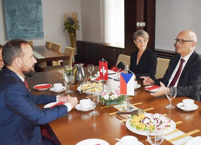 Primátor Tomáš Macura (vlevo) jedná se švýcarským velvyslancem Dominikem Furglerem. Foto: René Stejskal 