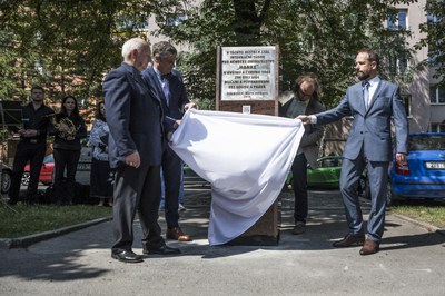 Odhalení se zúčastnili (zleva): prezident Shromáždění Němců v Čechách, na Moravě a ve Slezsku Hans Dieter Korbel, hejtman Moravskoslezského kraje Ivo Vondrák, autor pamětní desky Marek Pražák a primátor města Ostravy Tomáš Macura. Foto: J. Zerzoň 