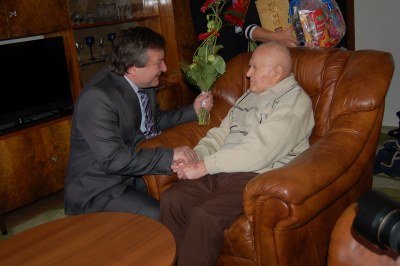 Mezi gratulanty byl také starosta obvodu Karel Sibinský, od něhož oslavenec převzal kytici a dárkový koš. Foto: M. Kutty