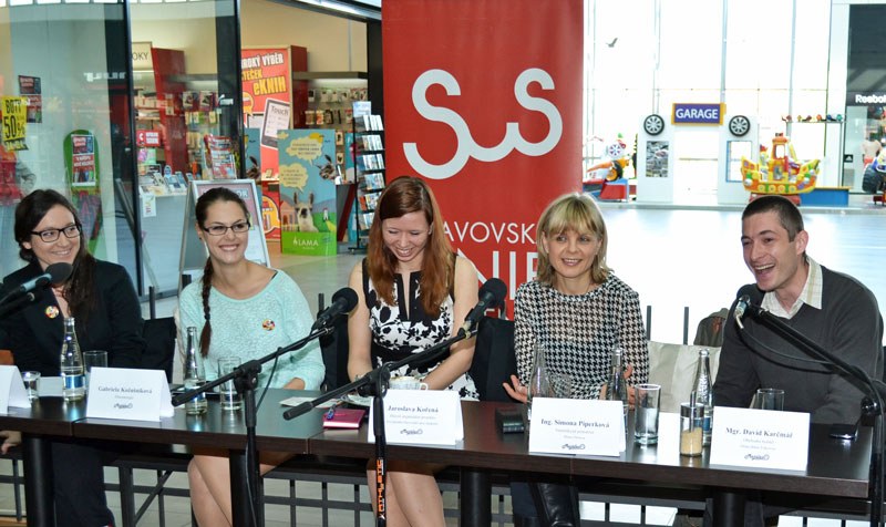 Na tiskovce nechyběla nám. primátora S. Piperková (druhá zprava) 