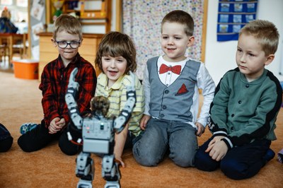 Numeráčci při chytré zábavě s robotem. Foto: Jiří Zerzoň