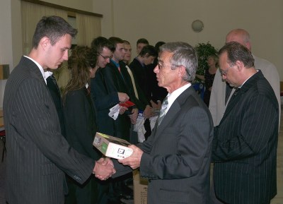 Ředitel Miroslav Dočkal předává věcné odměny z daru města Ostravy nejlepším vyučencům. Foto: SŠTD