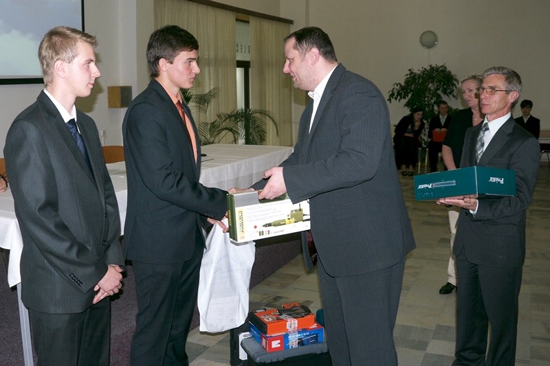 Úspěšným maturantům předal odměny náměstek T. Sucharda.
