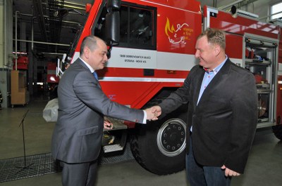 Náměstek primátora Radim Babinec (vlevo) předává starostovi Ostravy-Nové Vsi Tomáši Lefnerovi cisternu Tatra pro dobrovolné hasiče. Foto: J. Urban