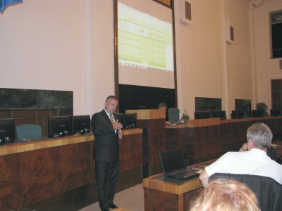 FOTO: Ředitel eCentre Vítězslav Grygar komentuje průběh aukce