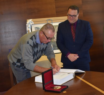 Ivan Lendl při zápisu do pamětní knihy. Foto: MMO