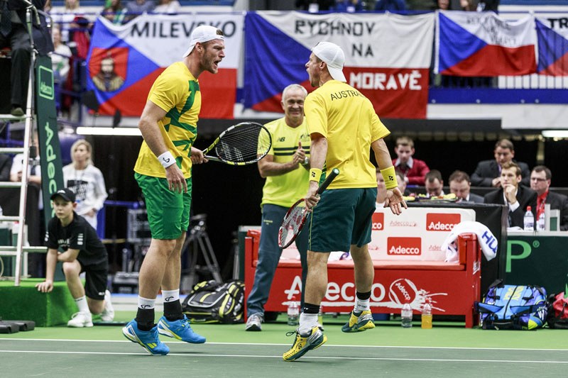 Hewitt (vpravo) a Groth při sobotní čtyřhře.