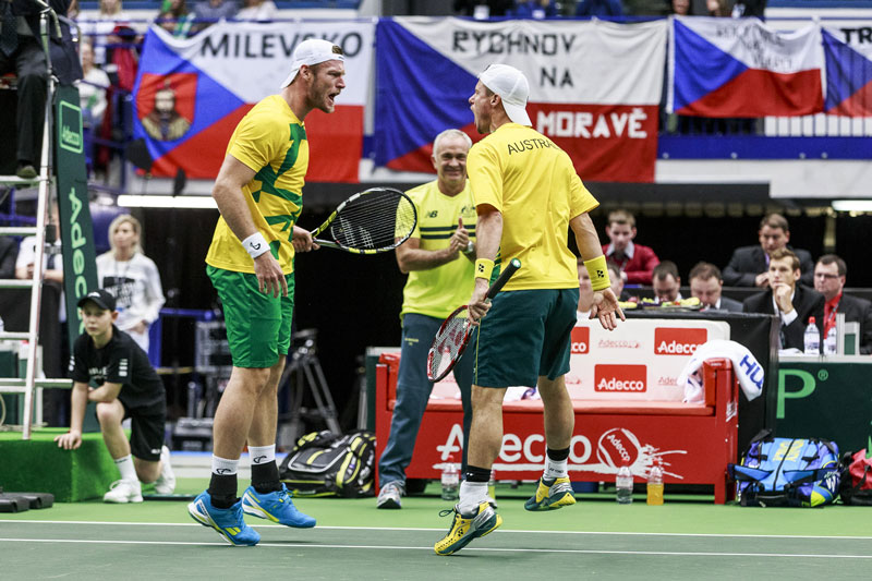 Hewitt (vpravo) a Groth při sobotní čtyřhře.