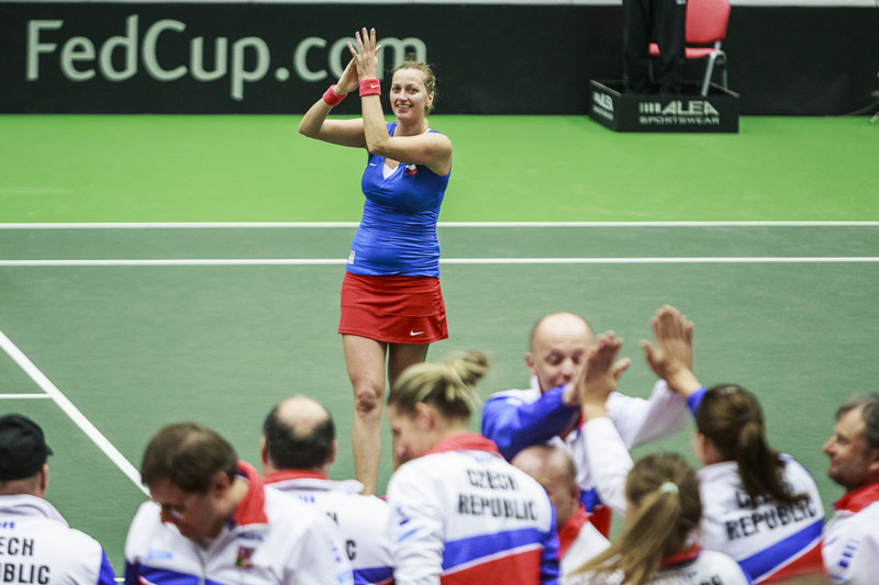 Vítězství je naše! Petra Kvitová zdraví diváky po zisku rozhodujícího třetího bodu. Foto: J. Zerzoň