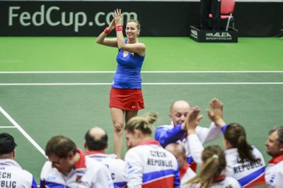 Vítězství je naše! Petra Kvitová zdraví diváky po zisku rozhodujícího třetího bodu. Foto: J. Zerzoň