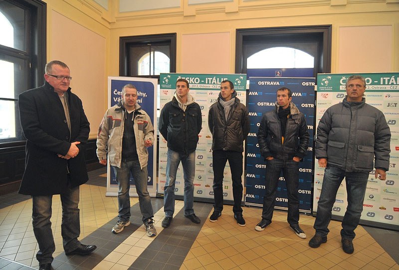 Zleva T. Petřík, K. Tejkal (mluvčí týmu), F. Čermák, L. Rosol, R. Štěpánek, J. Navrátil