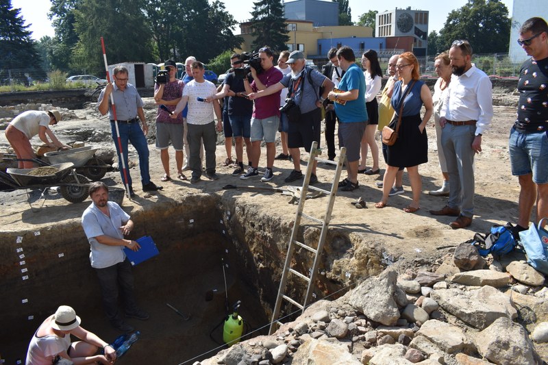 Představení projektu médiím a prohlídky archeologického naleziště se za město zúčastnil primátor Tomáš Macura a náměstkyně primátora Zuzana Bajgarová.
