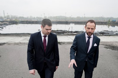 Primátor Tomáš Macura upřesňuje s ministrem Jiřím Havlíčkem (vlevo) způsob likvidace ropných lagun. Foto: Lukáš Kaboň 