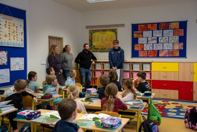 Předání výhry vítězům jedné z výzev na ZŠ Ostrava - Petřkovice. Foto: Ondřej Glatz