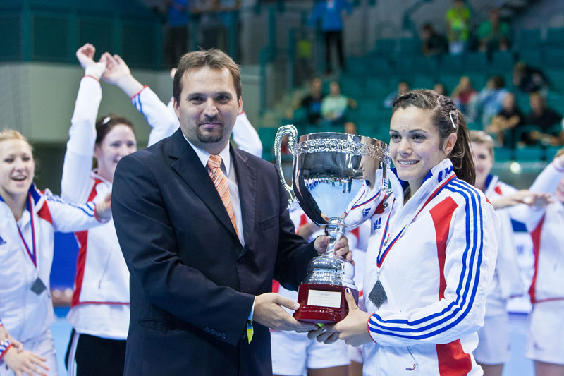 Martin Štěpánek předává pohár Francii