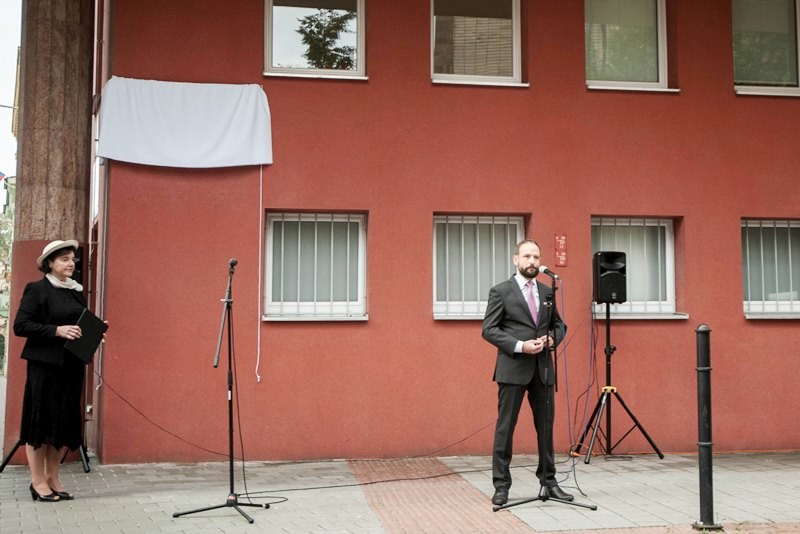 Primátor Tomáš Macura při krátkém pozdravu před odhalením desky.  