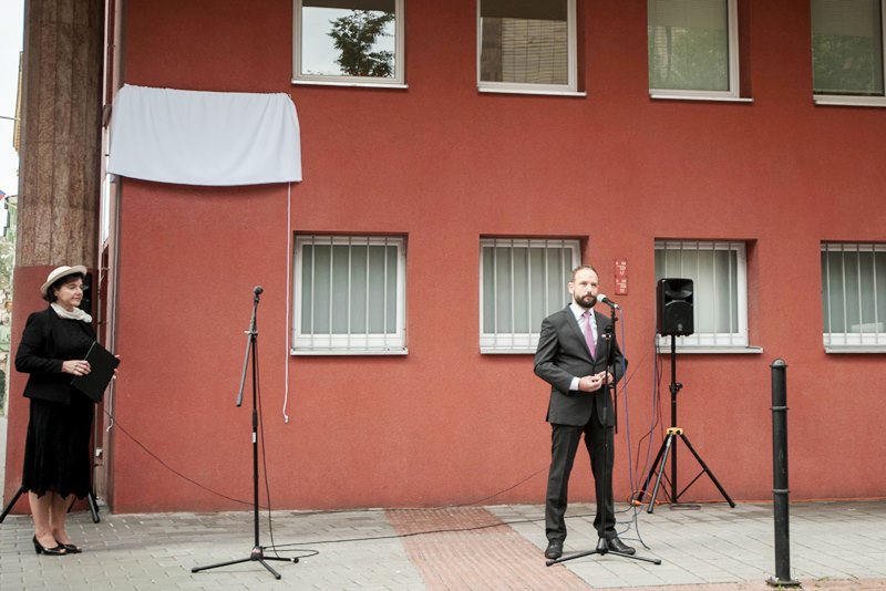 Primátor Tomáš Macura při krátkém pozdravu před odhalením desky.  