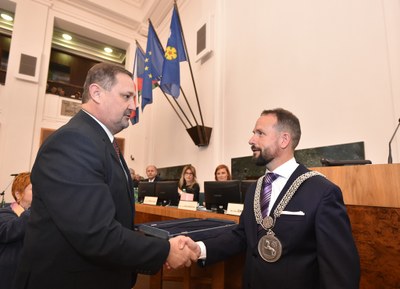Tomáš Macura po svém zvolení přijímá gratulaci od tajemníka magistrátu Břetislava Gibase. Foto: Lukáš Kaboň 