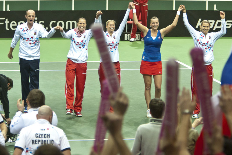 Český fedcupový tým se raduje z postupu  Foto: J. Zerzoň a J. Urban