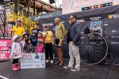 Cyklisty uvítal ostravský primátor Jan Dohnal. Foto: Jiří Zerzoň