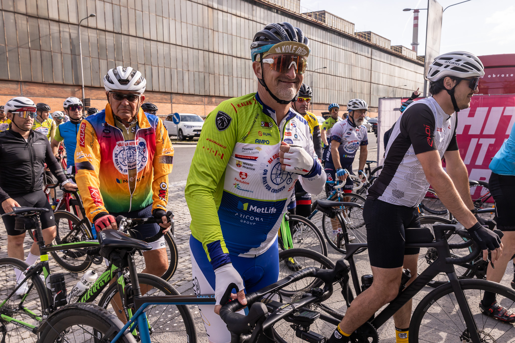 Cyklisté po příjezdu v Dolních Vítkovicích