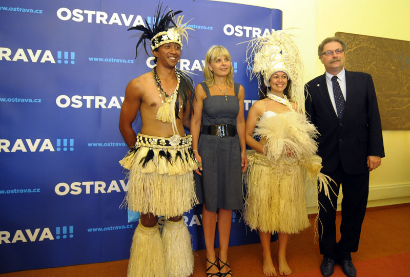 Simona Piperková s tanečníky z Cookových ostrovů a Z. Pšenicou