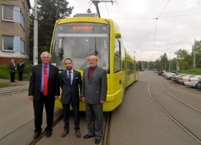 Unikátní tramvaj na bateriový pohon pro americký Seattle prezentovali T. Macura, J. Huška (vlevo) a R. Hanzelka (vpravo). Foto: J. Urban