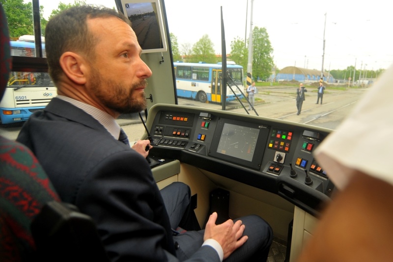 Primátor Tomáš Macura na místě řidiče.