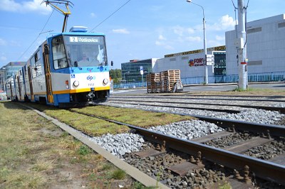 Tramvaj vyjíždí z úseku s absorbérem. Foto: René Stejskal 