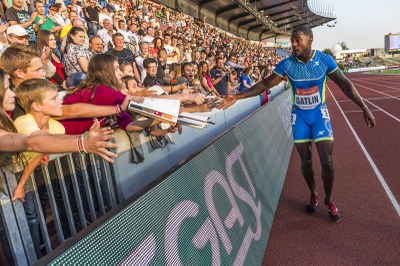 Justin Gatlin zdraví nadšené publikum na Zlaté tretře. Foto: J. Zerzoň