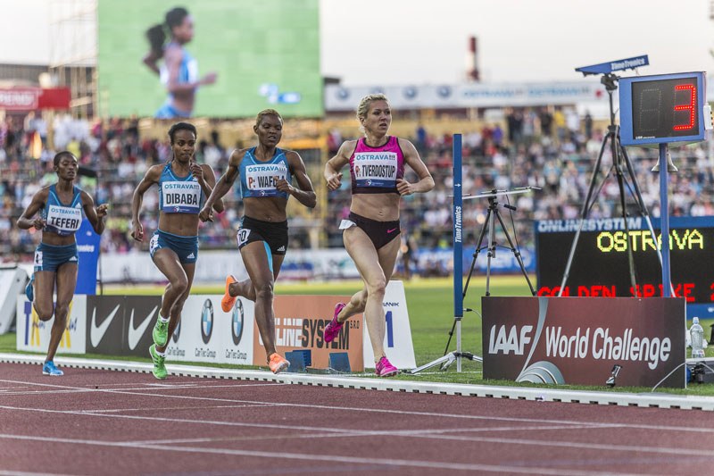 G. Dibabaová (Etiopie) na trati 2000 m.