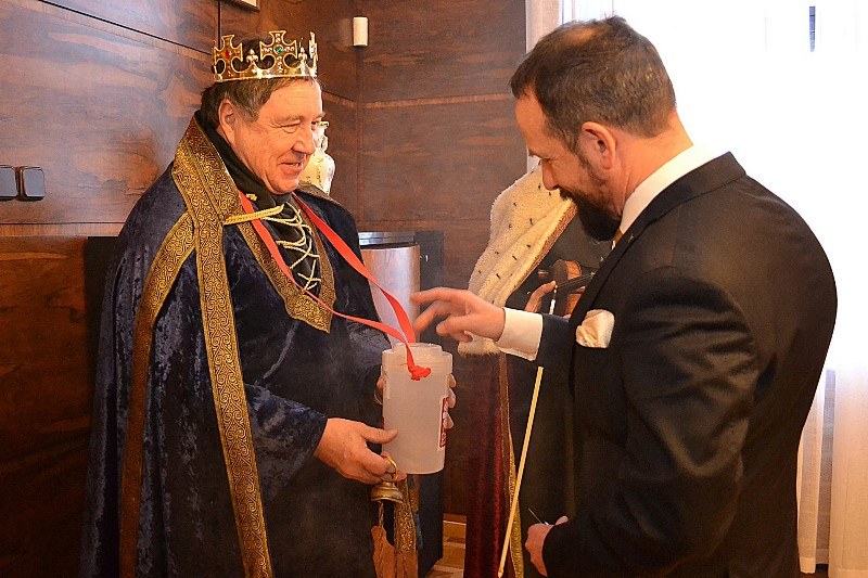 Primátor přispěl do kasičky koledníků. 