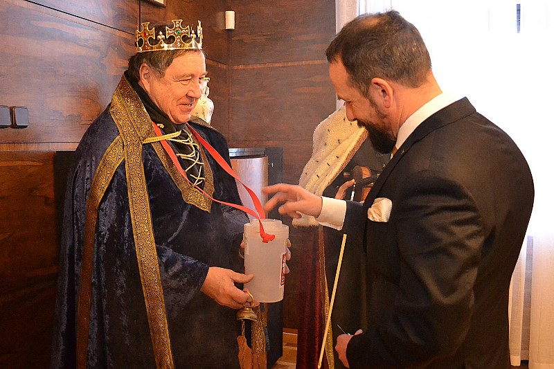 Primátor přispěl do kasičky koledníků. 