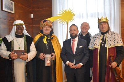 Tři králové zavítali do pracovny primátora Tomáše Macury. Foto: René Stejskal.