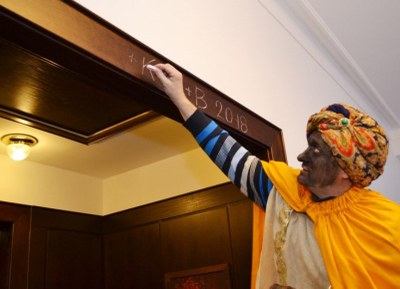 Tři králové opatřili zárubně dveří domácností nápisem K+M+B 2018 – Kristus požehnej tomuto domu. Foto: René Stejskal