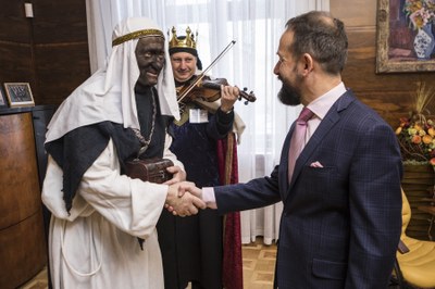 Tři králové zavítali do Nové radnice, kde je přijal primátor Tomáš Macura. Foto: Jiří Zerzoň